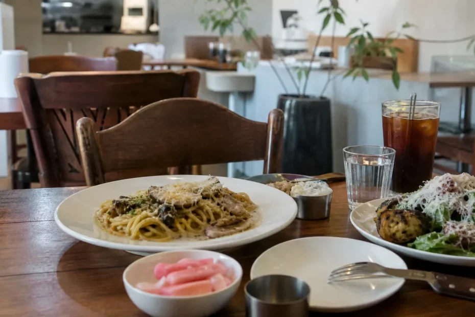 강남 지역 restaurant 방문 전 확인사항을 소개하는 사실적인 참고 이미지