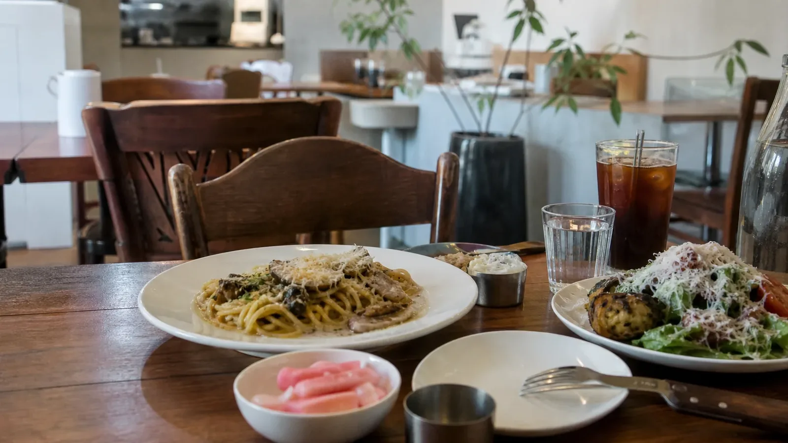 강남 지역 restaurant 방문 전 확인사항을 소개하는 사실적인 참고 이미지