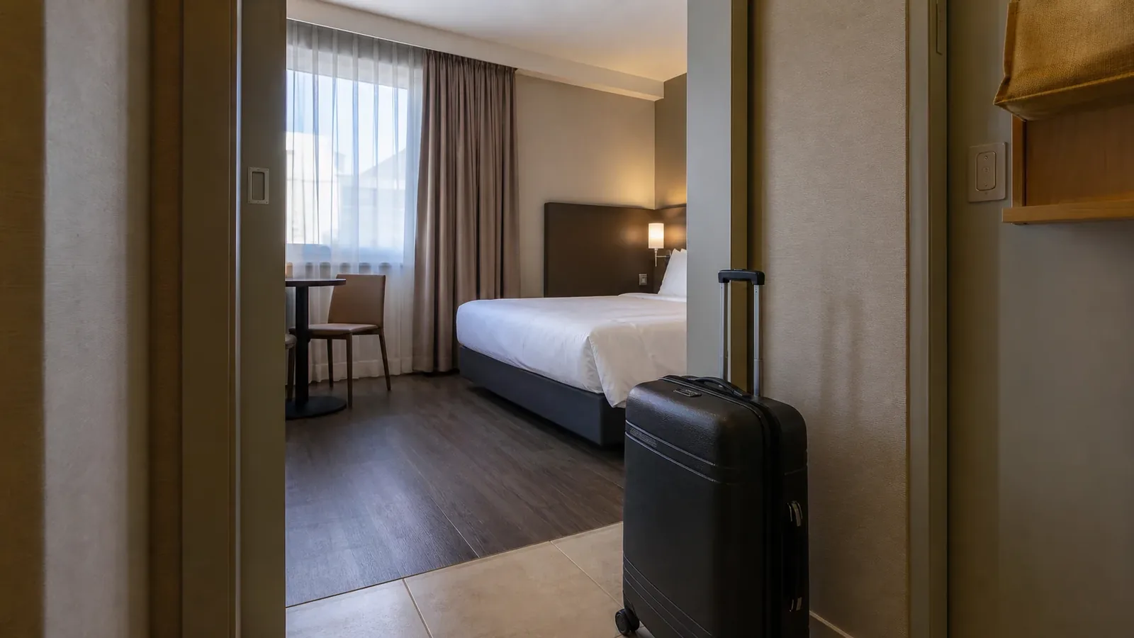 강남 지역 lodging 방문 전 확인사항을 소개하는 사실적인 참고 이미지