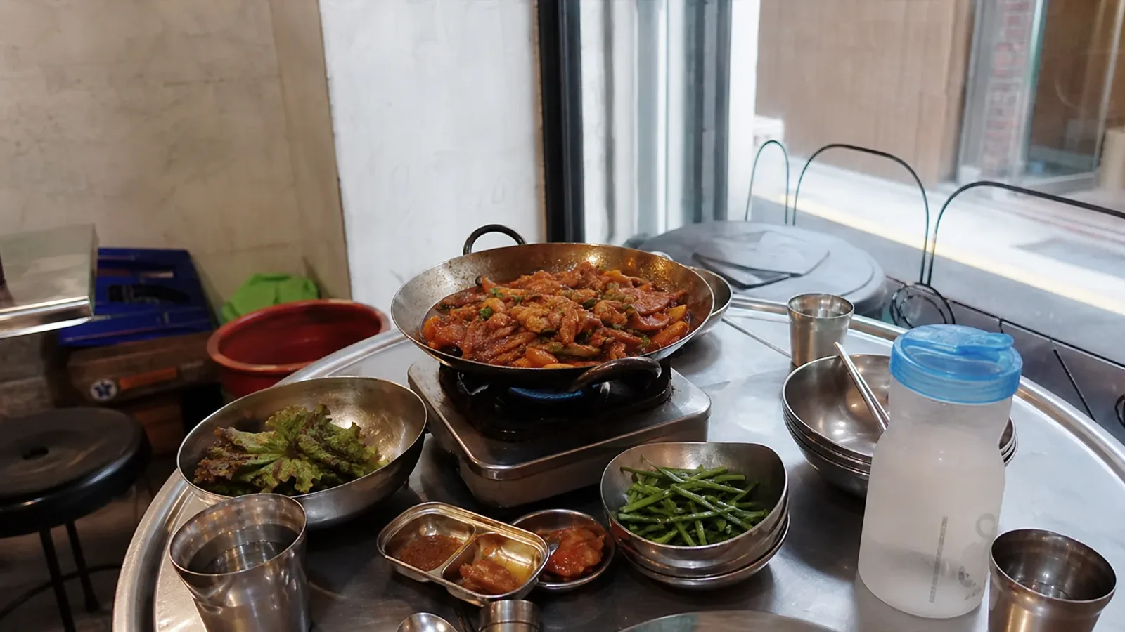 강남 지역 review 방문 전 확인사항을 소개하는 사실적인 참고 이미지