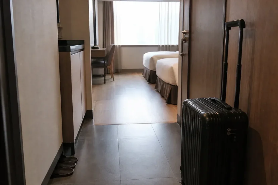 강남 지역 lodging 방문 전 확인사항을 소개하는 사실적인 참고 이미지