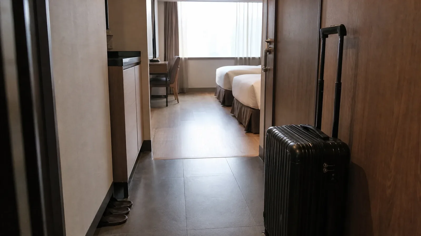 강남 지역 lodging 방문 전 확인사항을 소개하는 사실적인 참고 이미지
