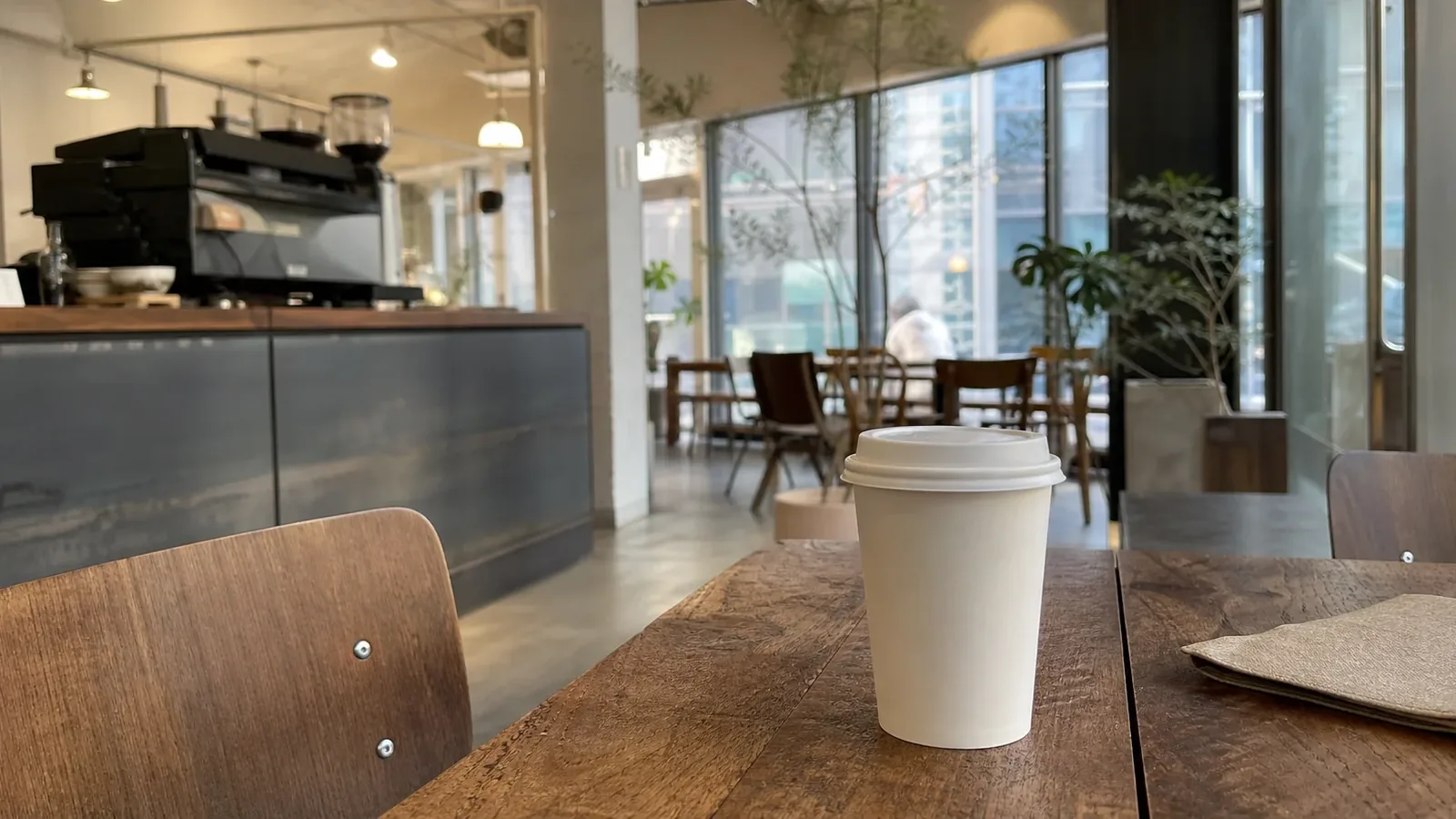 강남 지역 cafe 방문 전 확인사항을 소개하는 사실적인 참고 이미지